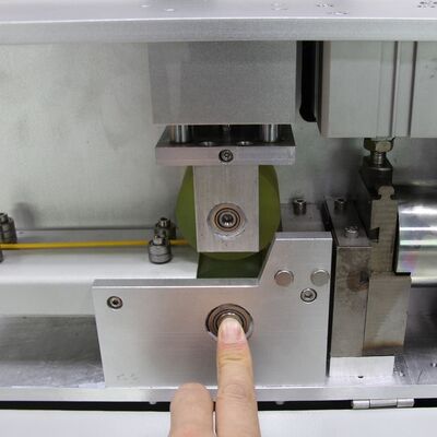 सीएलएक्स-96 ऑटोमैटिक फाइबर ऑप्टिक केबल कटिंग मशीन 1.6-2.1m/S स्पीड के साथ 0.9MM-6MM पैच कॉर्ड और टच इंटरफेस के लिए